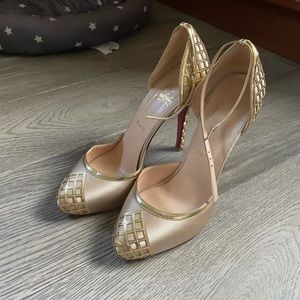 Christian Louboutin. Gold. Size 38 / 7.5